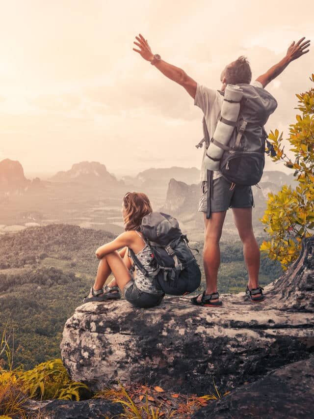 pessoas olhando um vale em cima de uma montanha