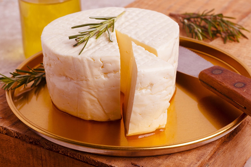 pedaço de queijo fatiado em um prato