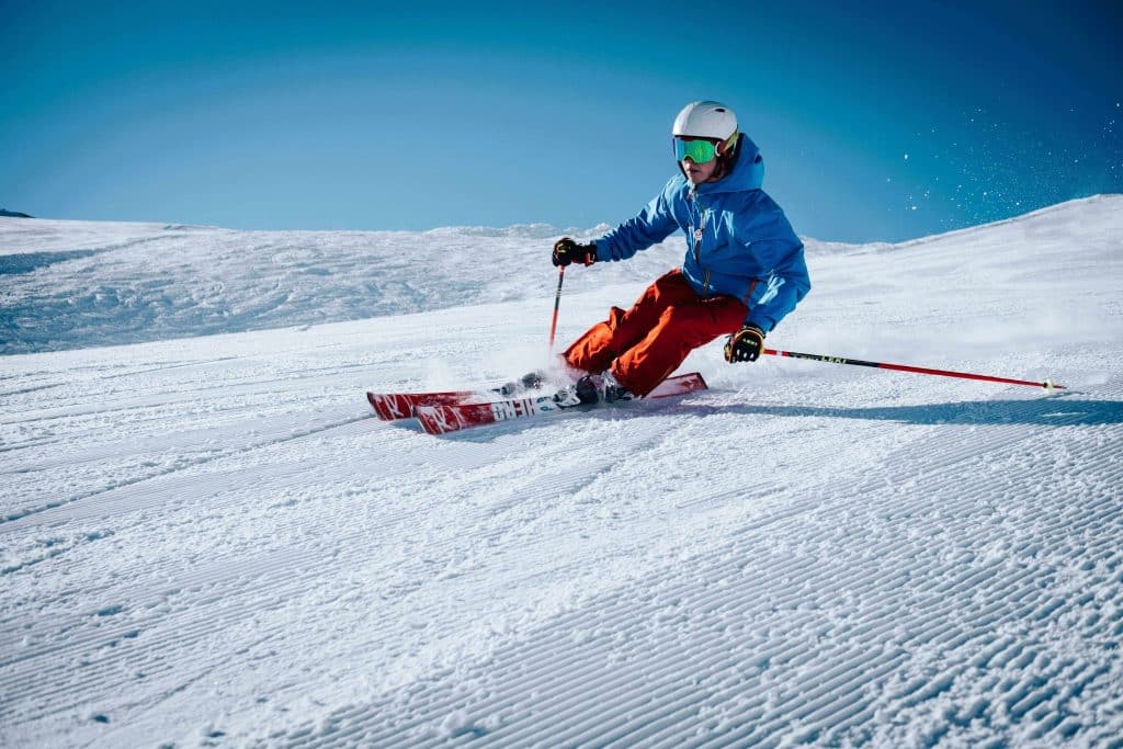 Homem esquiando em montanha de neve na Suíça,