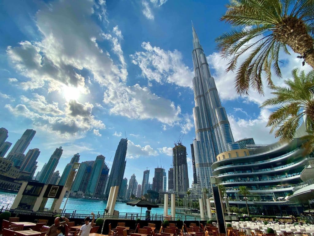 Cidade de Dubai em um dia de sol.