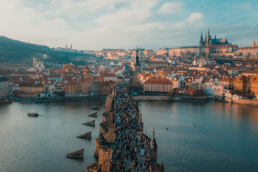 vista superior da ponte sobre o mar entrando na cidade de Praga na Republica Tcheca