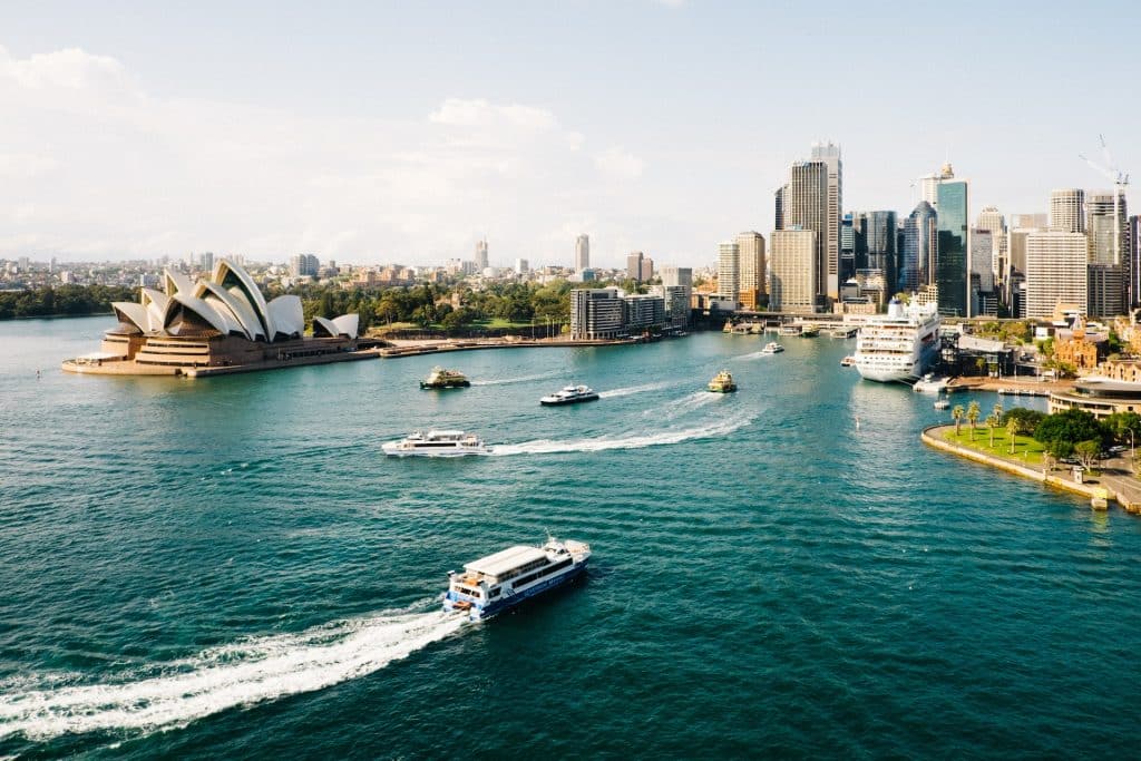 Viagem para a Austrália: imagem aérea da baía de Sidney, durante o dia